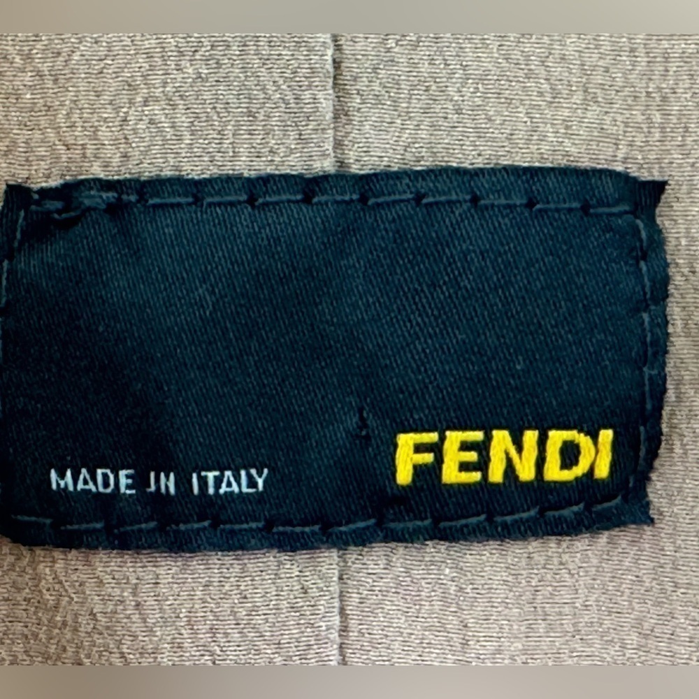 Fendi Women's Trench Coat - Timeless Elegance and Italian Luxury 🌟 - Picture 5 of 8